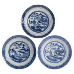 Set di 3 piatti antichi di porcellana cinese Kangxi/Yongzheng blu e bianca 18C