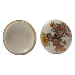 Antica scatola di Satsuma giapponese riccamente decorata e marcata, 1900 ca.