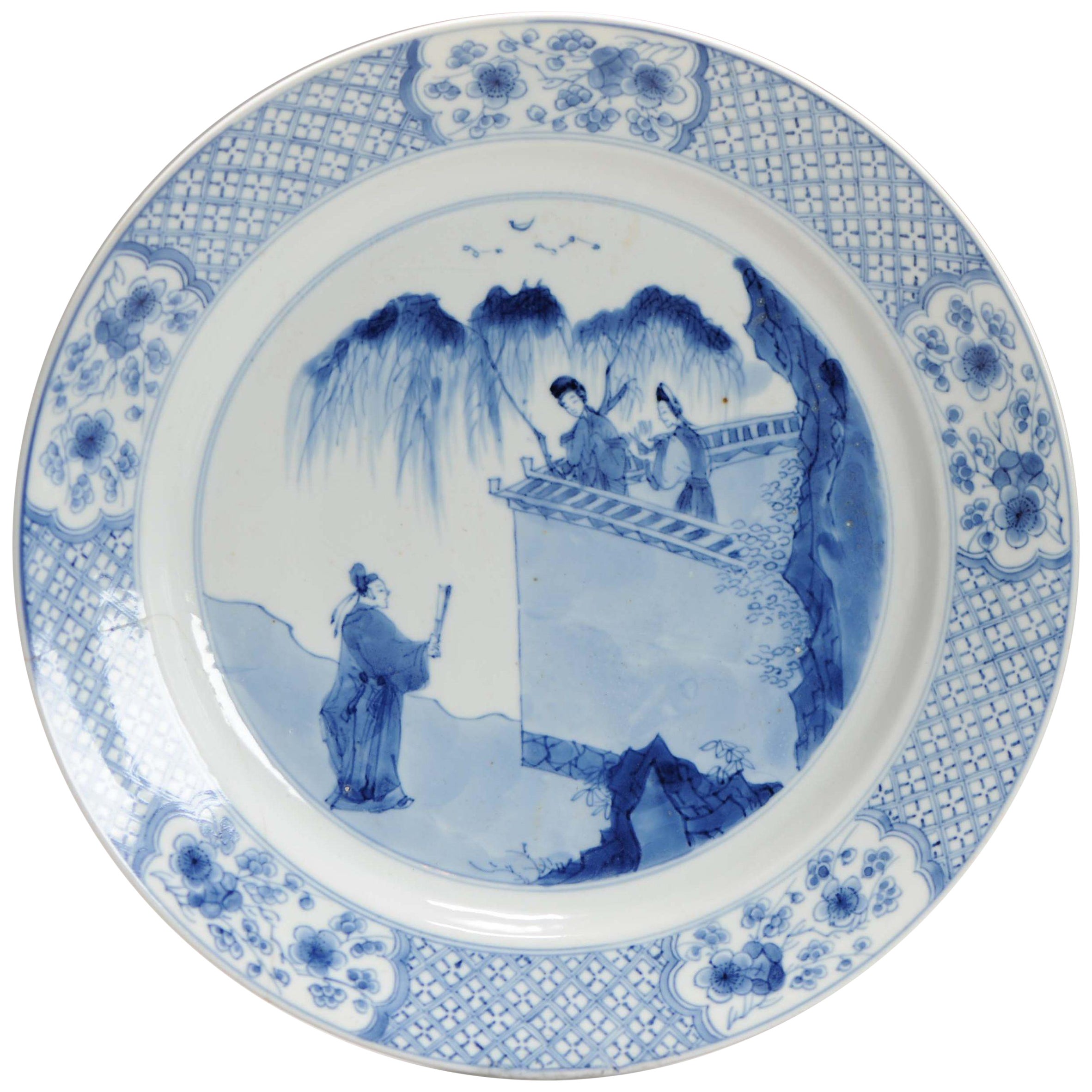 Raro piatto grande in porcellana cinese di Kangxi con pagode, con marchio del balcone o del muro in vendita