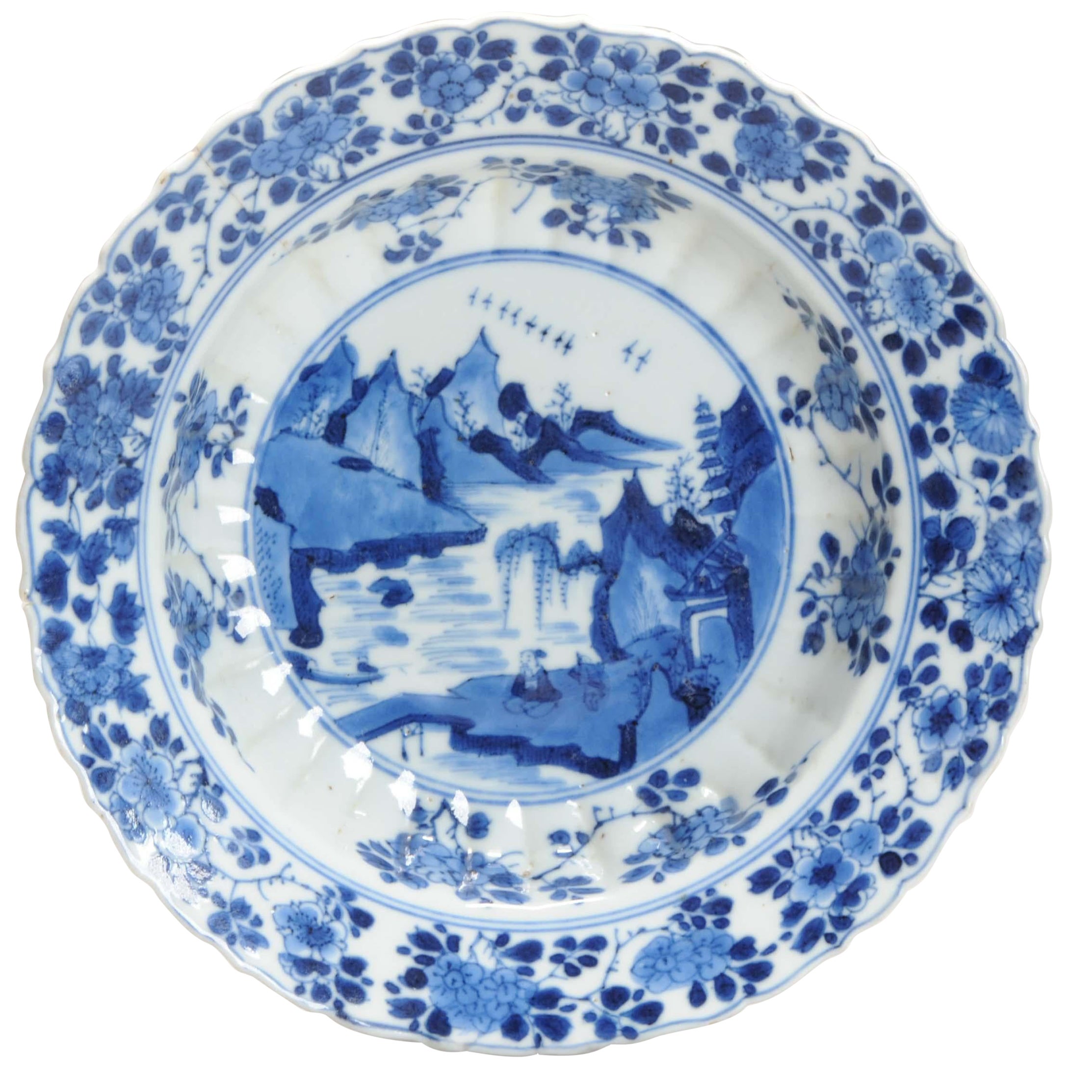Plato antiguo de porcelana china Kangxi azul y blanca Paisaje Xieyi, ca 1700