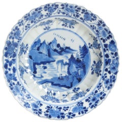 Antico piatto di porcellana cinese Kangxi in bianco e blu Paesaggio Xieyi, 1700 ca.