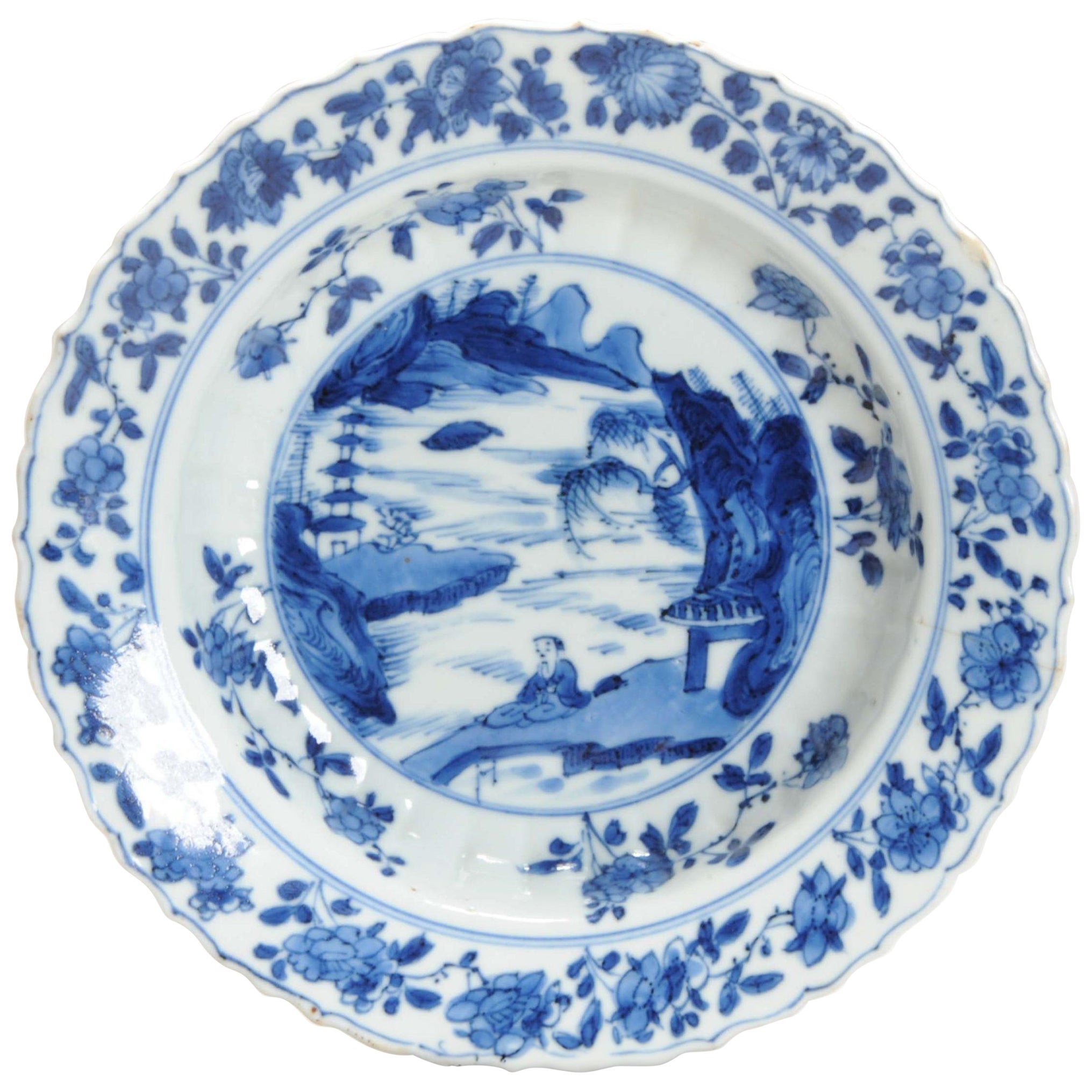 Antiguo plato de porcelana china Kangxi azul y blanca Paisaje Xieyi, ca 1700