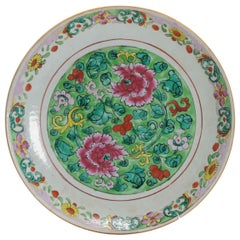 Grande piatto antico in porcellana cinese del periodo Qing SE Asia Famille Rose, XVIII C.