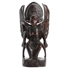 Art Deco Balinesische geschnitzte Frauenstatue aus Holz Bali, Indonesien, Mitte des 20. Jahrhunderts