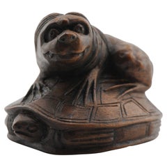 Antiguo Netsuke de Madera Japonés Figura de Animal sobre Tortuga Periodo Meiji Siglo 19/20