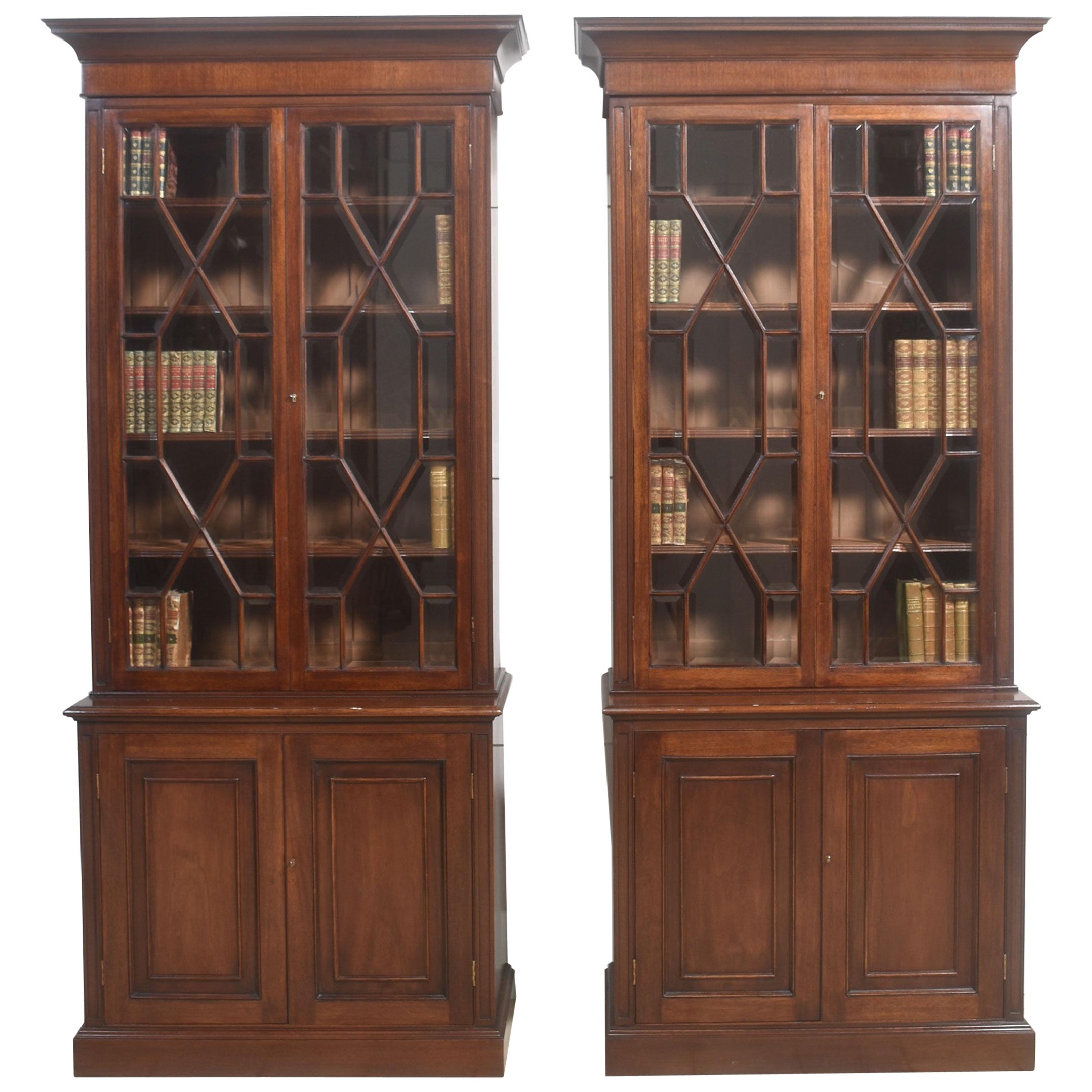 Coppia di librerie smaltate in mogano in vendita