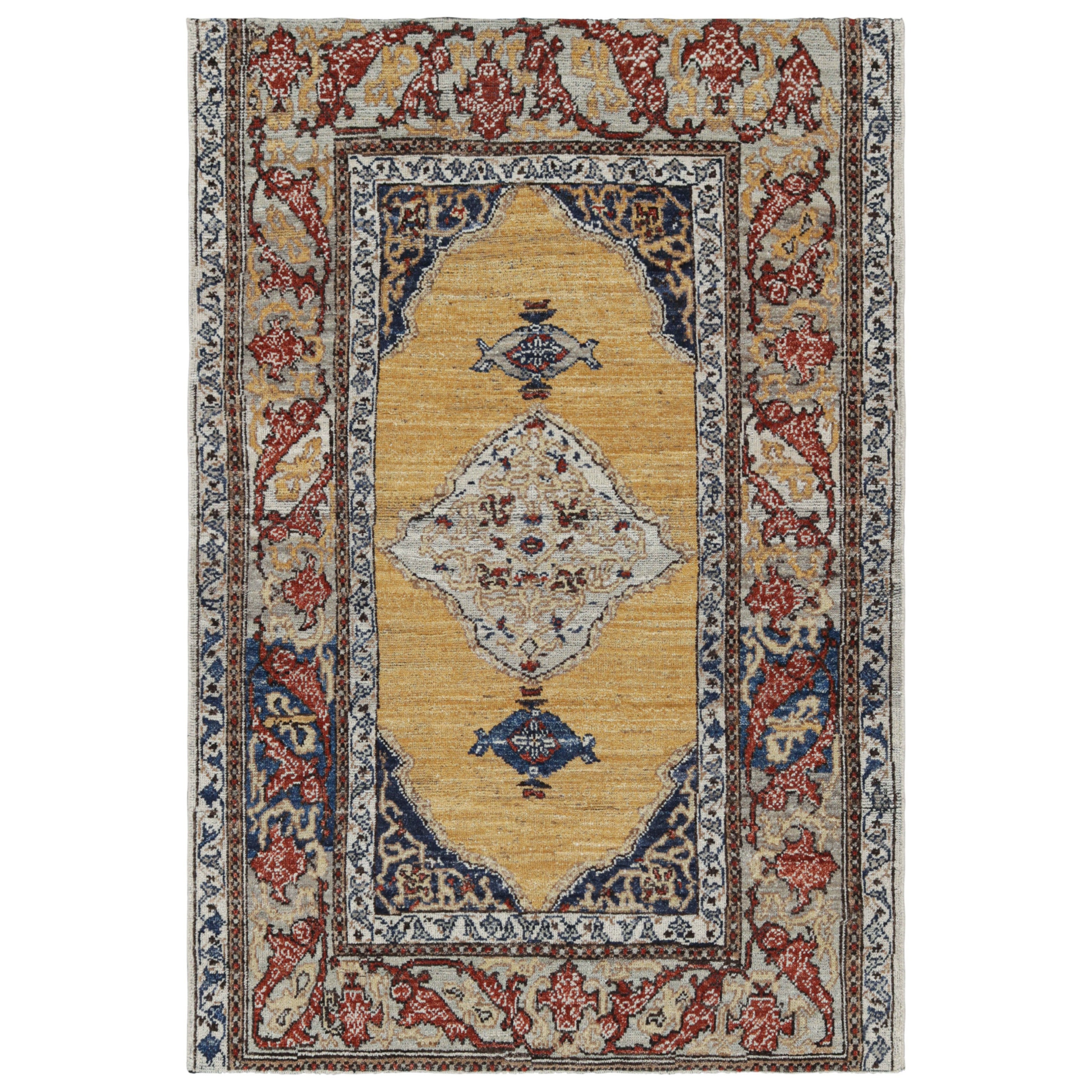 Rug & Kilim's Tapis de style persan en or et rouge avec médaillon