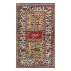Alfombra de estilo kazajo de Rug & Kilim en rojo y amarillo con medallón geométrico