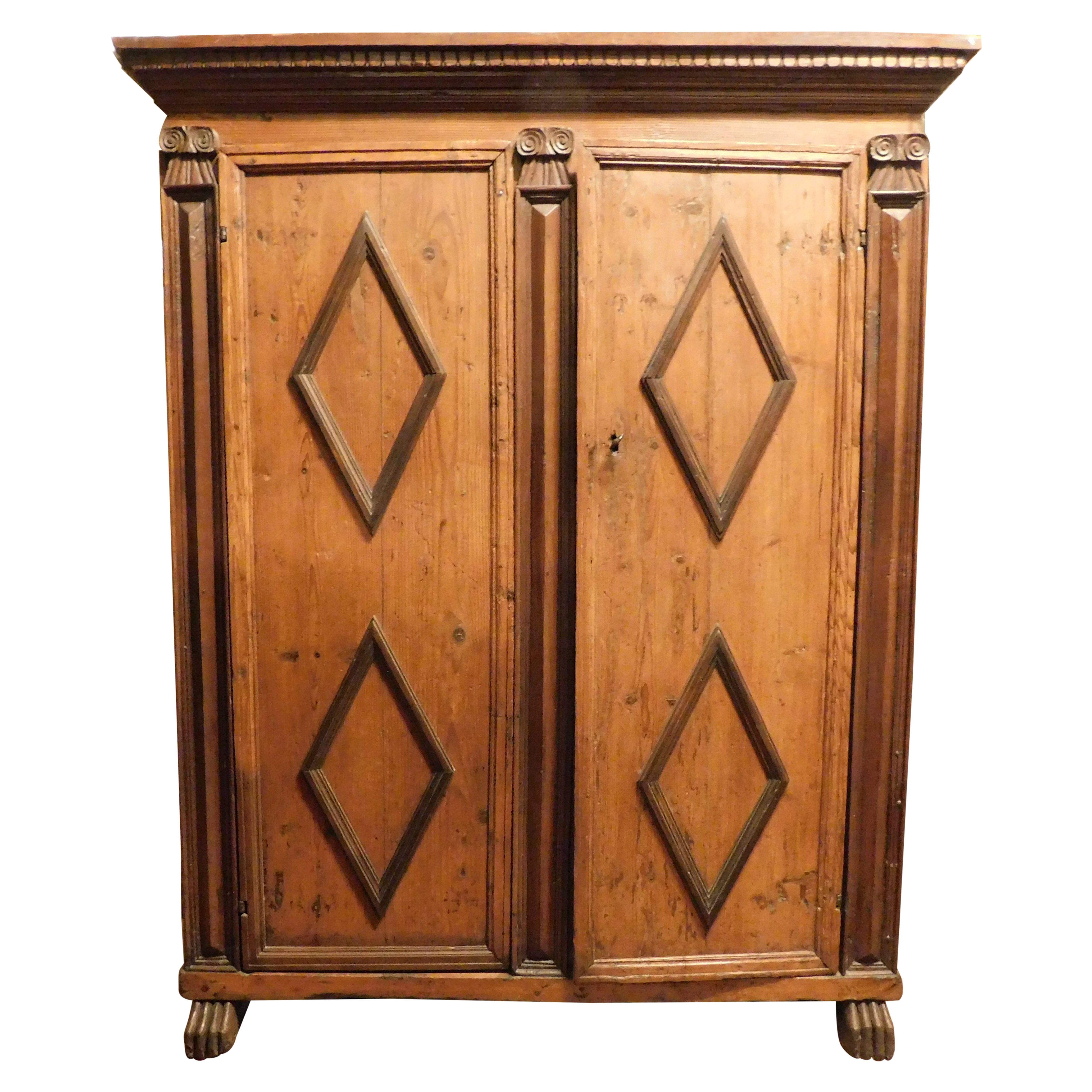 Armario ropero de madera de alerce con dos puertas con rombos tallados, Italia