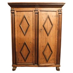 Armario ropero de madera de alerce con dos puertas con rombos tallados, Italia