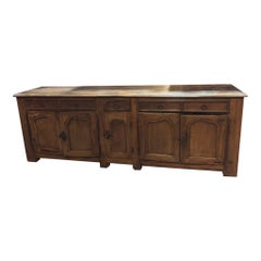 Niedriges Sideboard aus Nussbaumholz, fünf geschnitzte Paneeltüren und fünf Schubladen, Frankreich