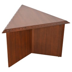 Mesa auxiliar triangular de caoba Taliesin de Frank Lloyd Wright, recién acabada