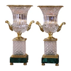 Pareja de Urnas Francesas de Cristal Tallado y Bronce Dorado Estilo Baccarat sobre Bases de Malaquita