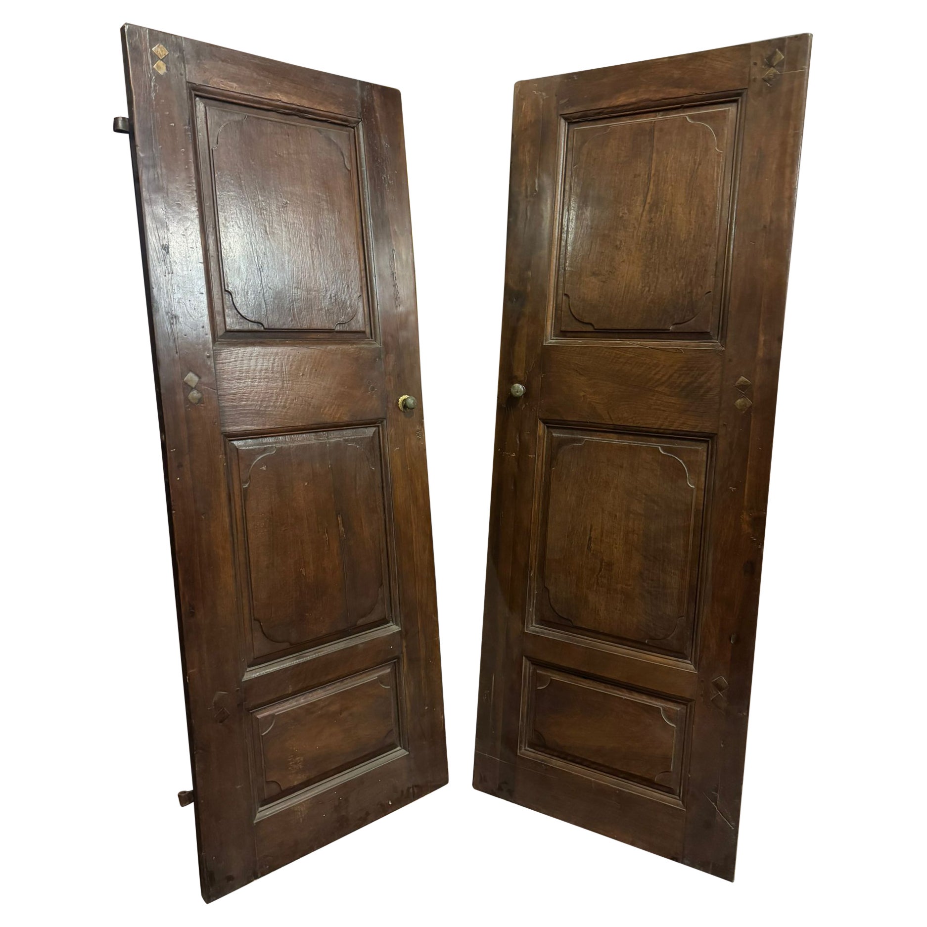 Ensemble de 2 portes en noyer, un vantail avec panneaux sculptés, Italie