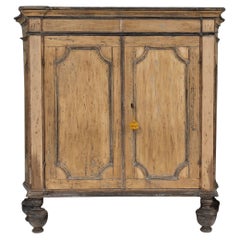 Armario italiano del siglo XVIII de madera de abedul y arce de estilo barroco