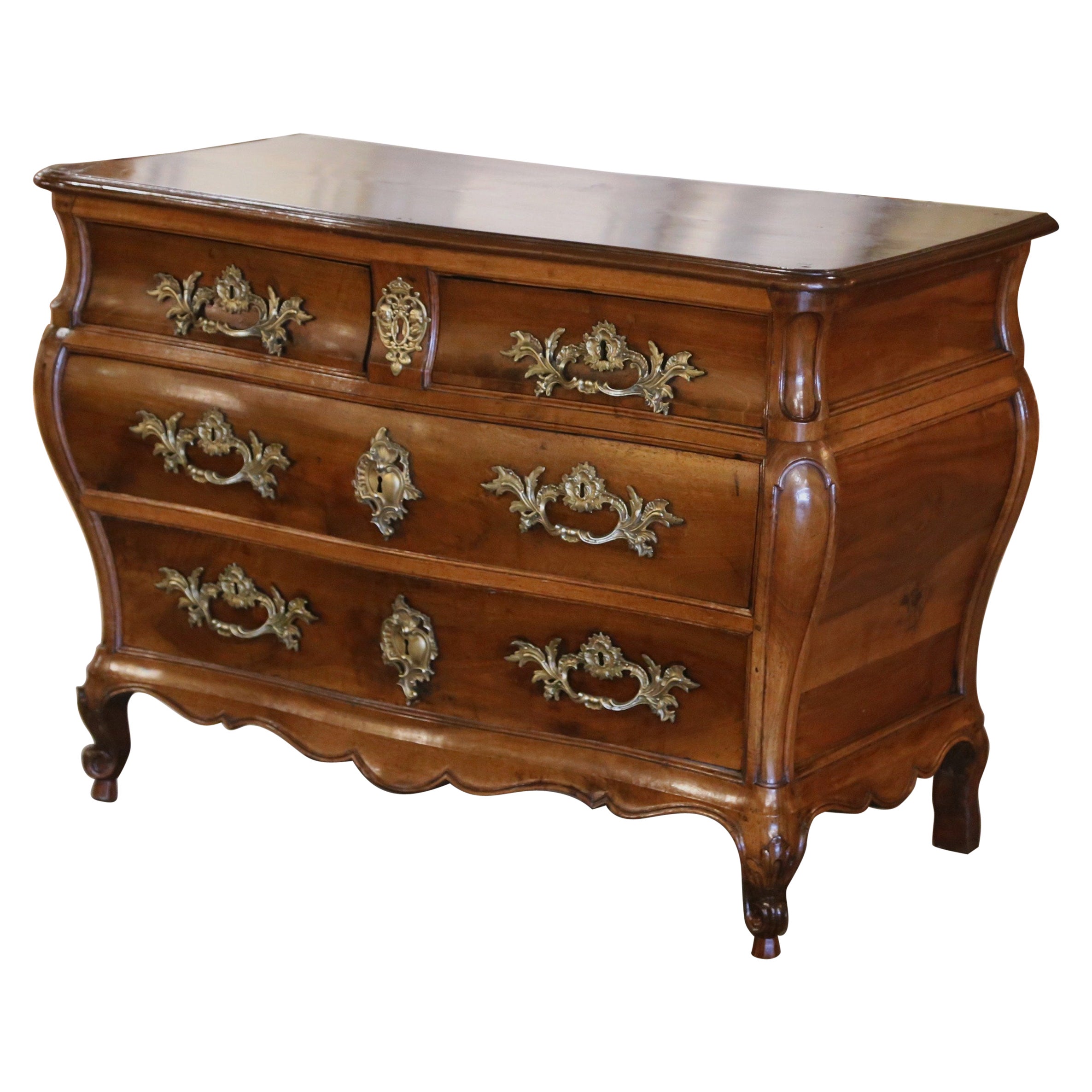Commode en noyer sculpté Louis XV du XVIIIe siècle de Bordeaux