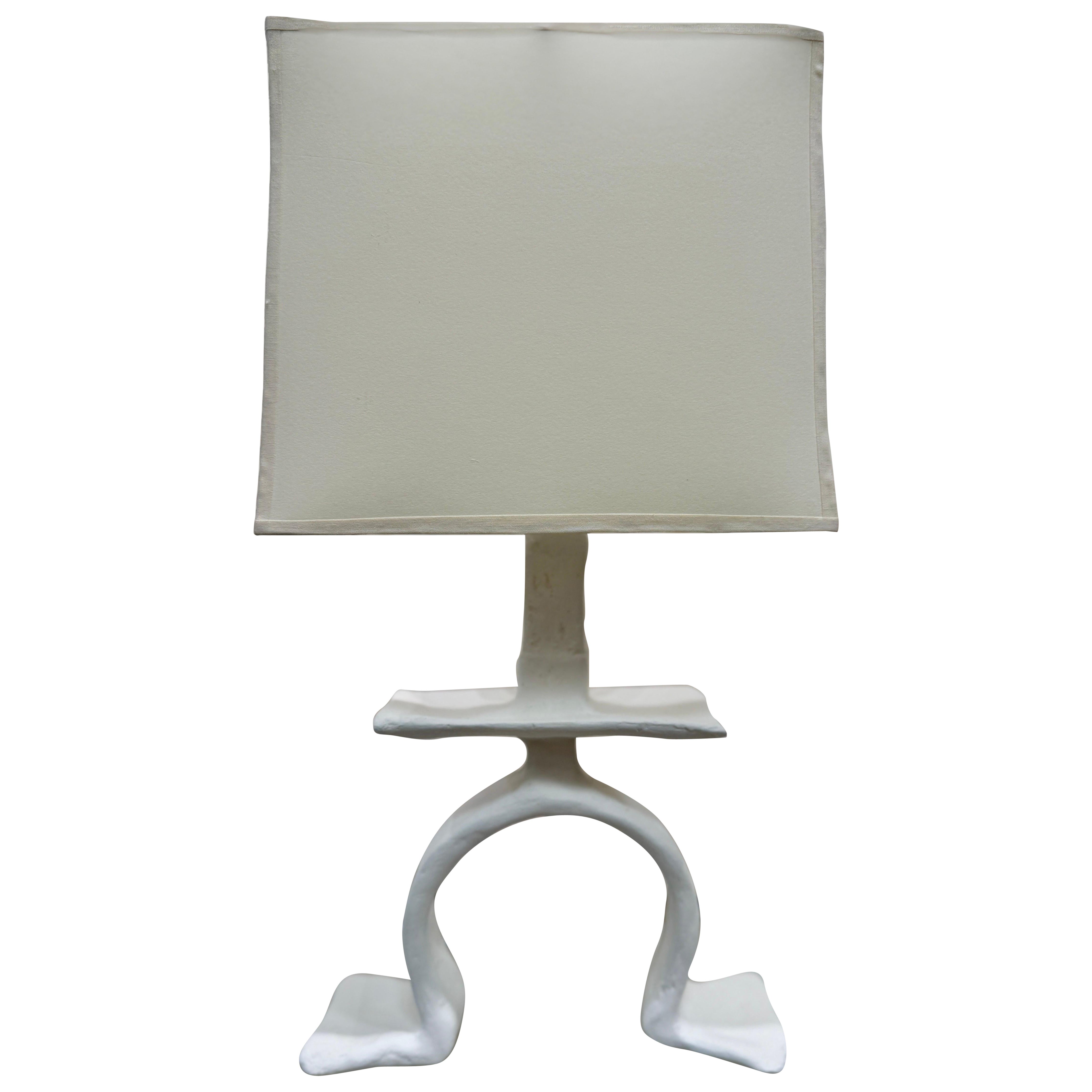 Lampada da tavolo tribale in gesso e metallo ispirata a Giacometti