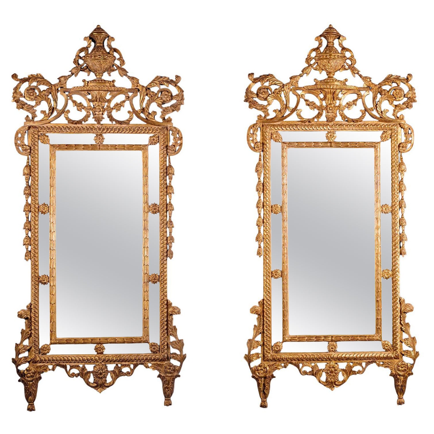 Ein Paar italienischer neoklassischer Spiegel aus Giltwood
