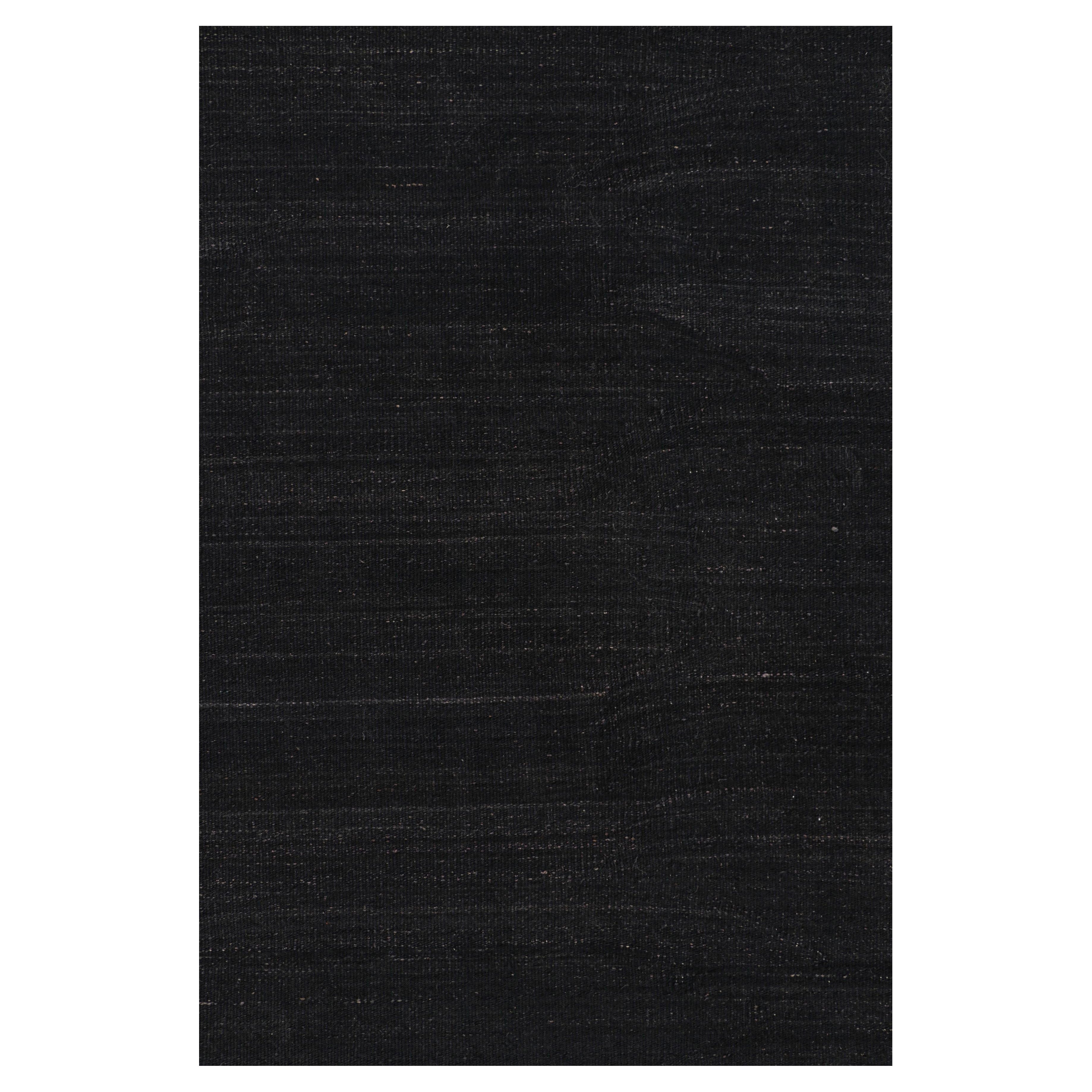 Rug & Kilim's Solid Kilim Rug in Black Tones and Striae (Tapis Kilim solide dans les tons noirs et les rayures) en vente