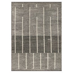 Kilim texturizado de Rug & Kilim en rayas blancas y negras y motivos geométricos