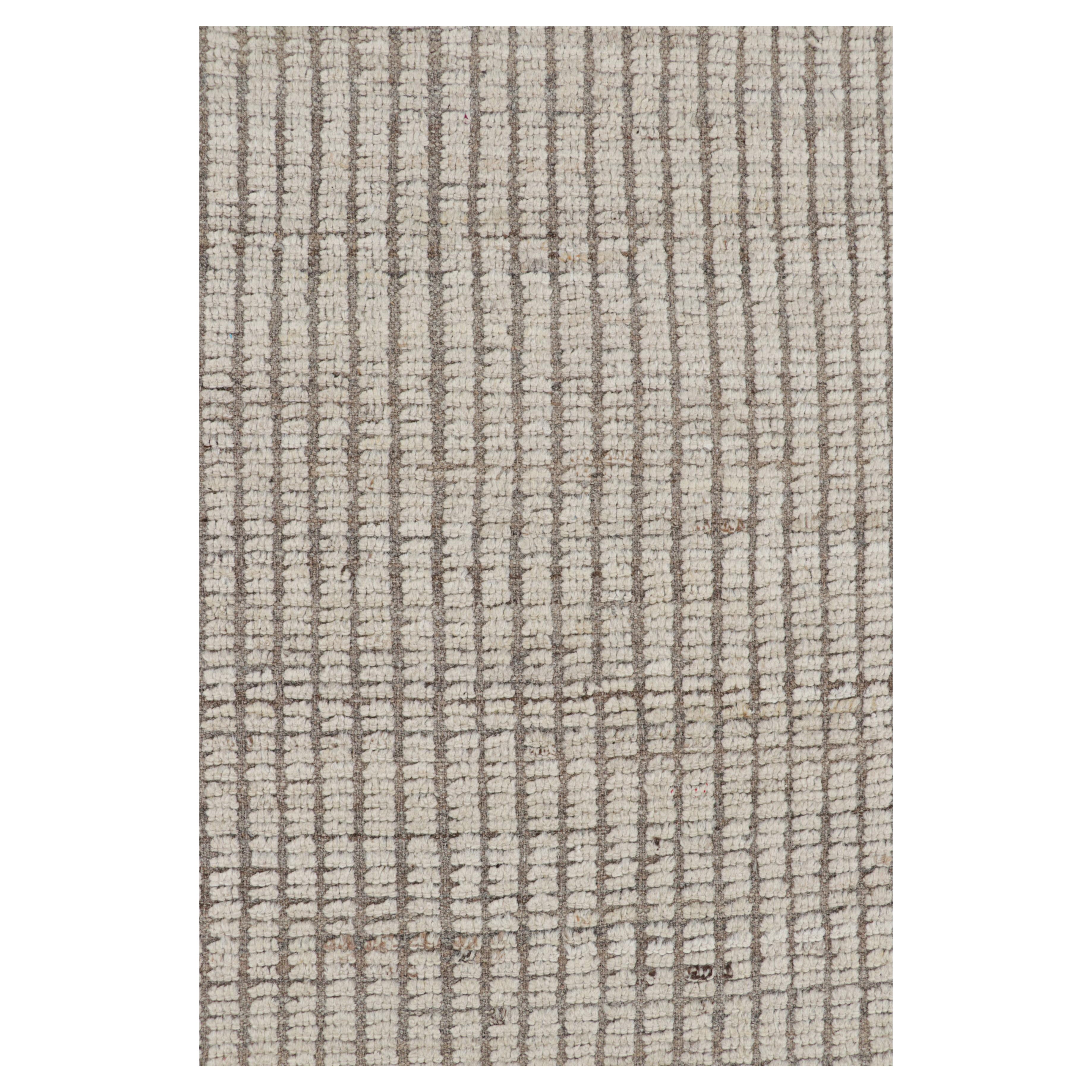 Alfombra extralarga de Rug & Kilim con rayas y textura blanca