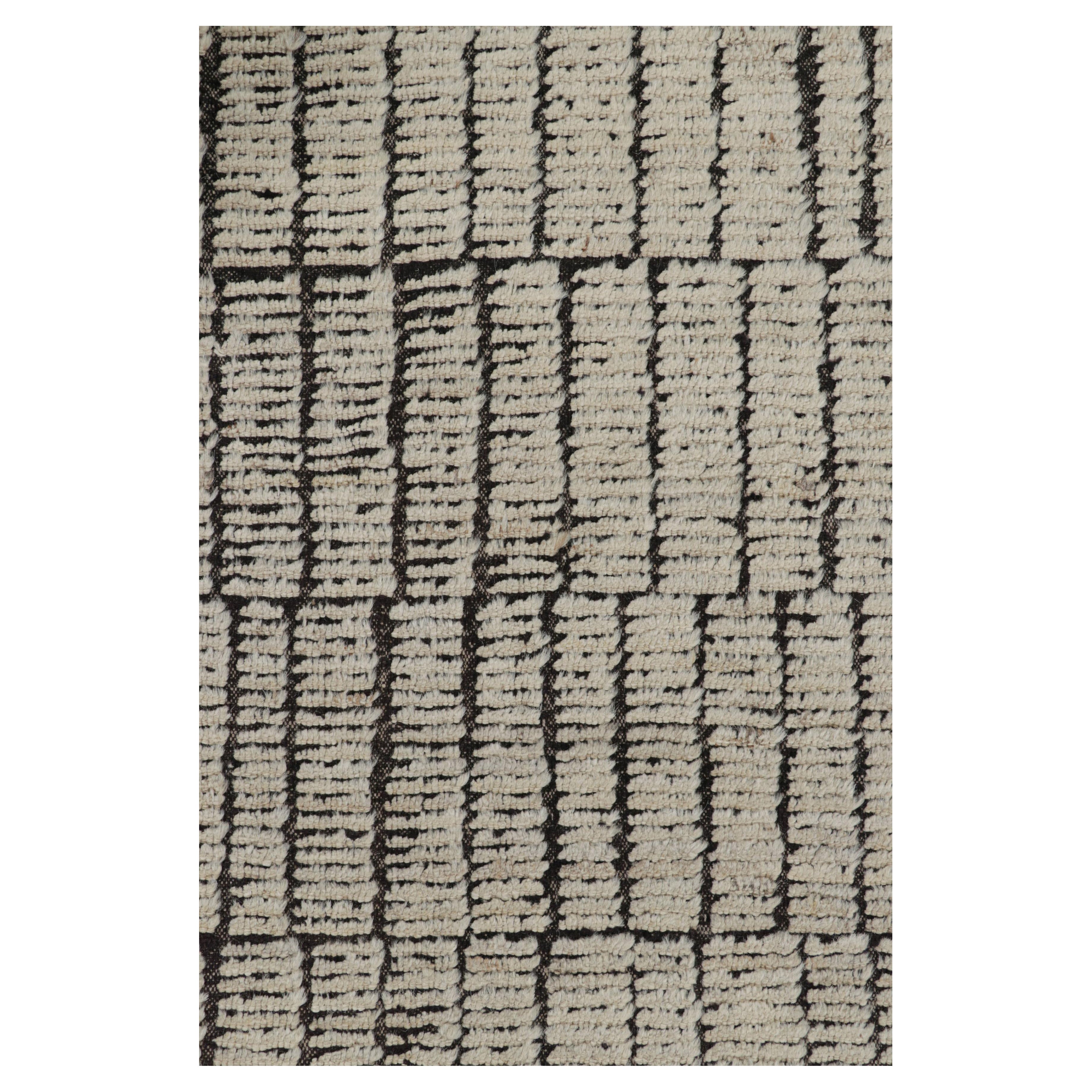 Alfombra extralarga de Rug & Kilim con rayas y textura blanca