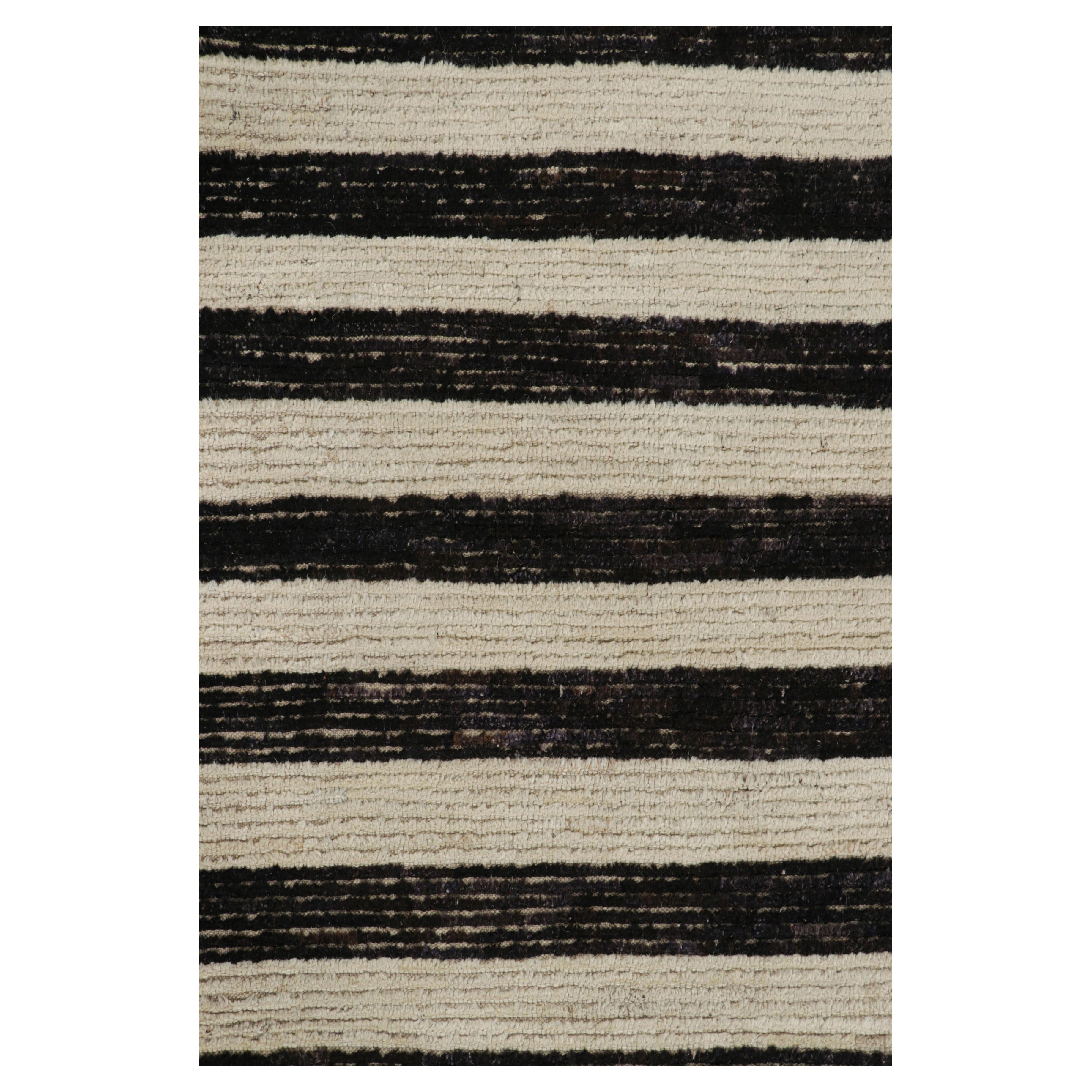 Alfombra contemporánea Rug & Kilim de color blanco con rayas negras en venta