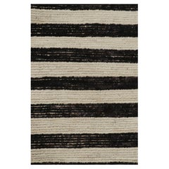 Alfombra contemporánea Rug & Kilim de color blanco con rayas negras