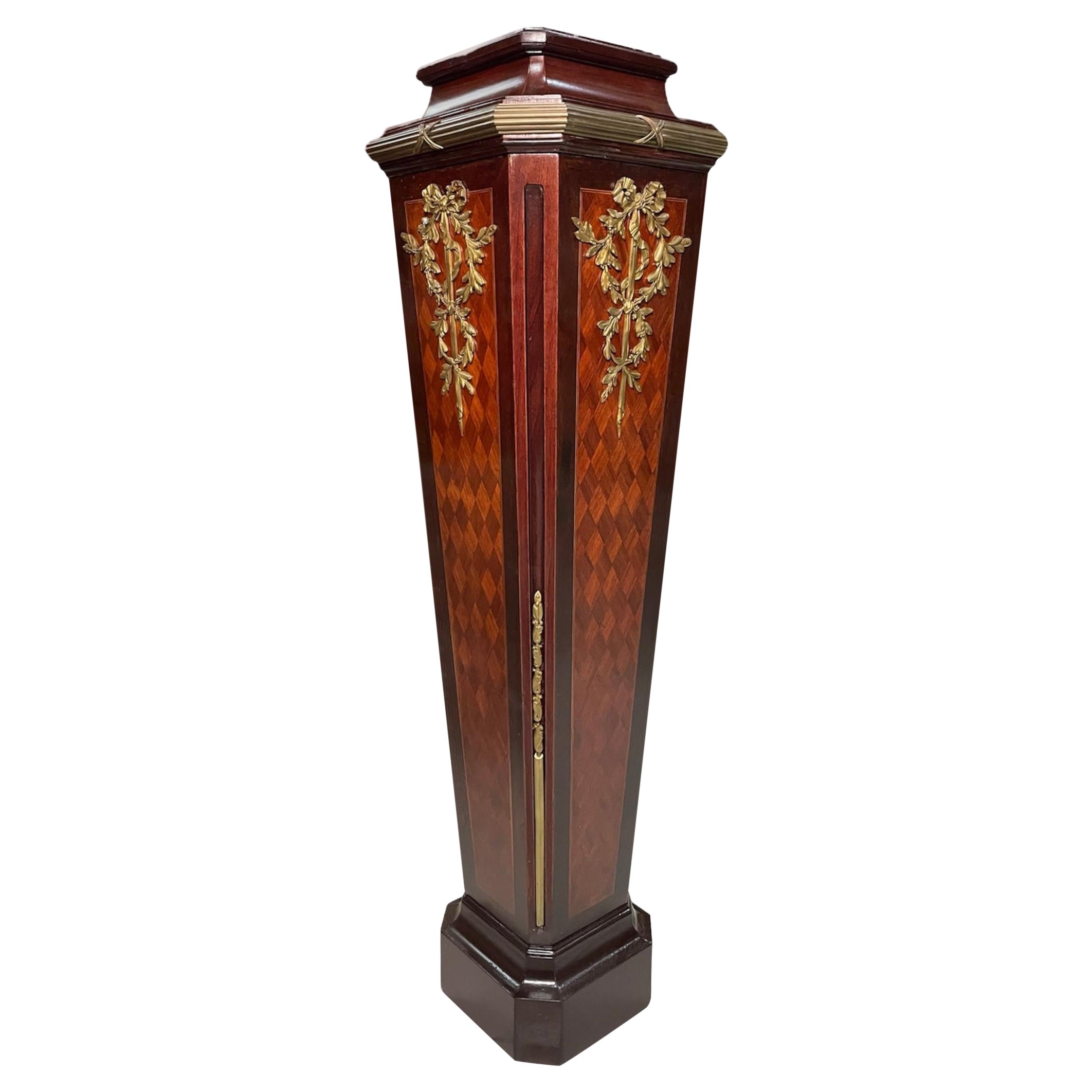 Piedistallo alto in legno in bronzo in stile Luigi XVI