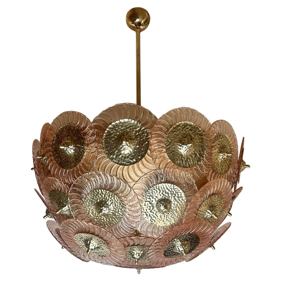 Lampadario in vetro artistico di Murano rosa della fine del XX secolo con lampadario in ottone martellato a mano