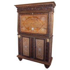 Armoire ancienne des années 1850 avec incrustation d'os et détails artisanaux