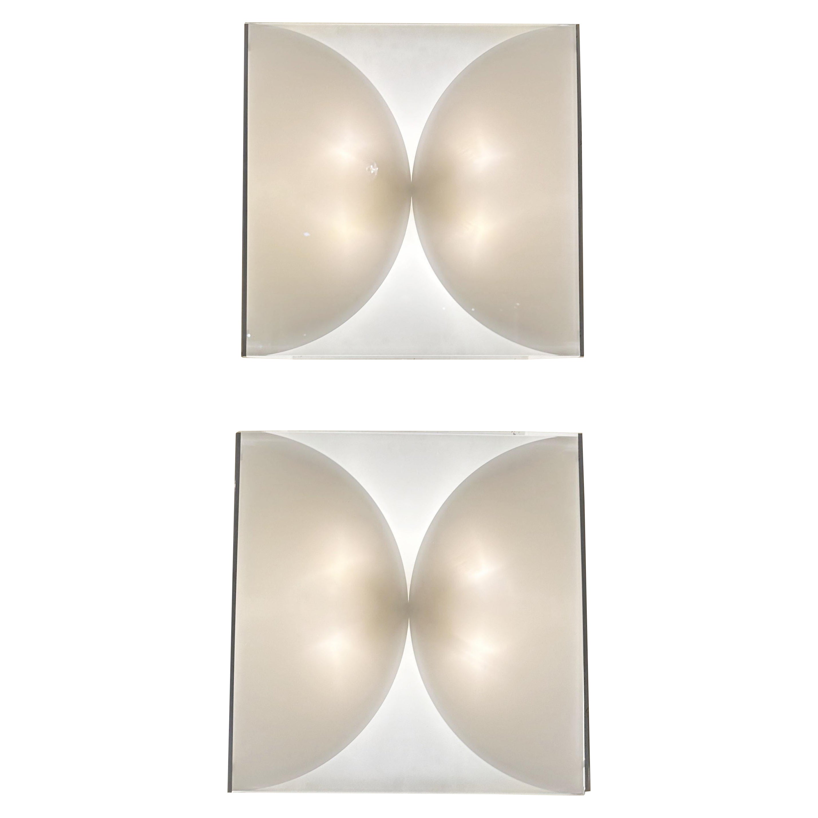 Grande lampe murale ou de plafond en forme de sablier conçue par Bobo Piccoli et produite par Fontana Arte dans les années 1970. Les lampes sont composées d'un verre carré blanc poli diffusé avec des sections givrées et d'une structure en métal