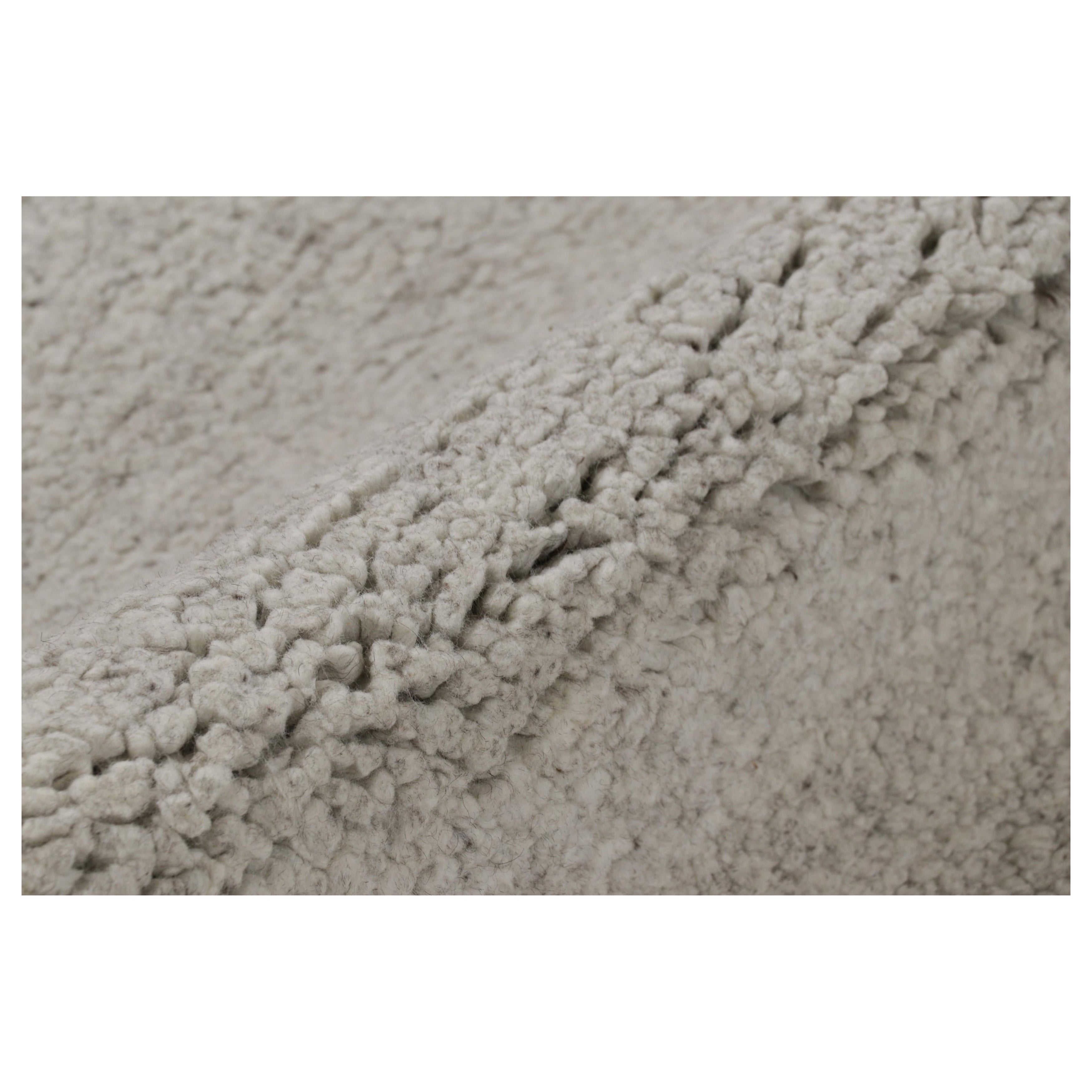 Alfombra de textura contemporánea en tonos grises de Rug & Kilim en venta