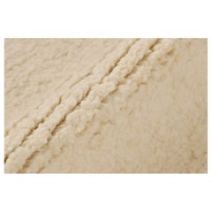 Rug & Kilim è un tappeto contemporaneo dai toni beige, crema e bianchi.