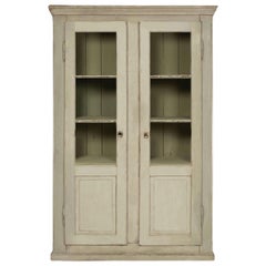 Armoire française peinte en vert-gris avec panneaux émaillés