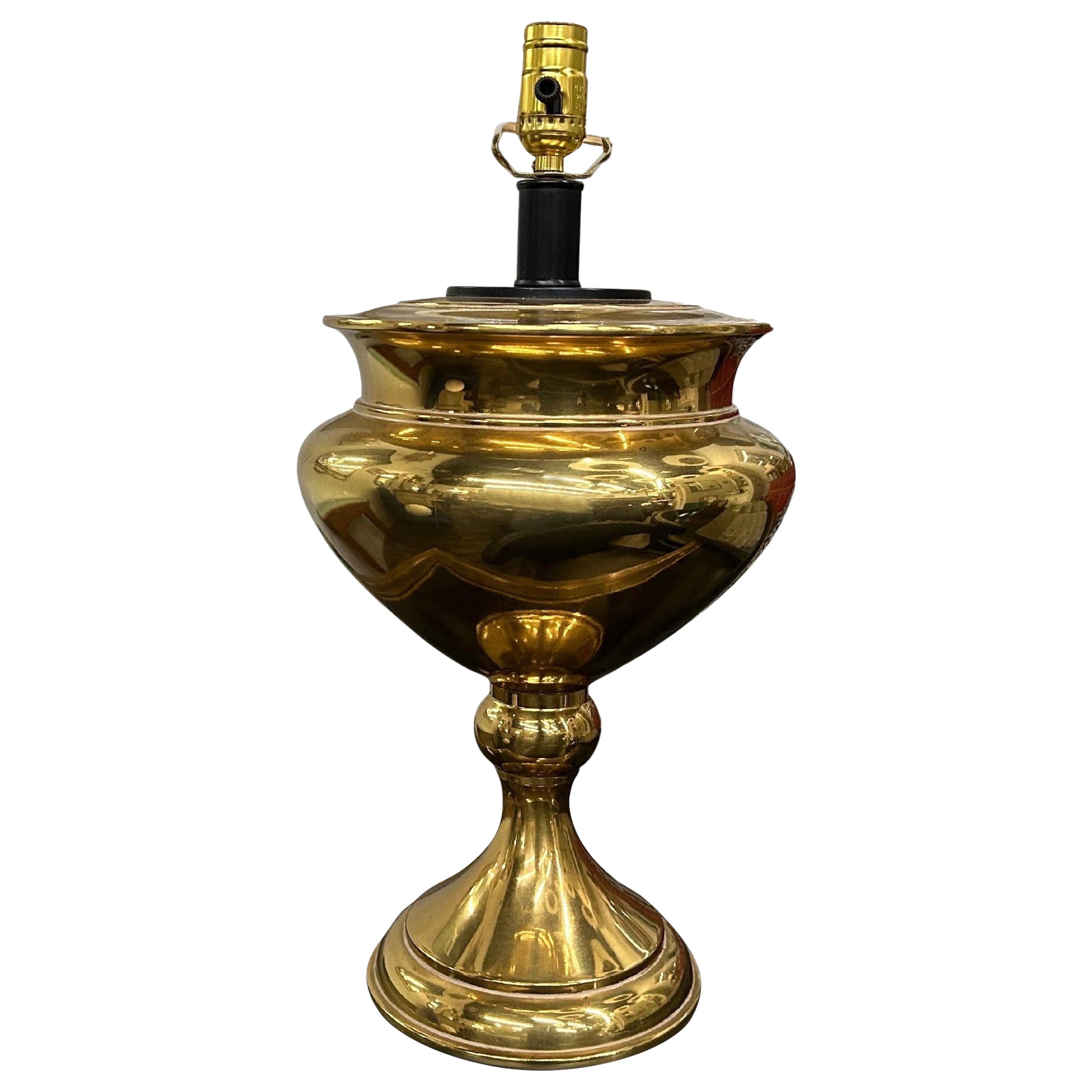 Lampada a forma di urna in ottone vintage in vendita