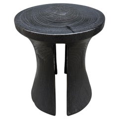 Andrianna Shamaris Mesa auxiliar o taburete escultórico de madera de teca
