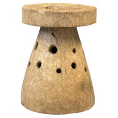 Grande mortaio africano formato da un tronco di legno massiccio