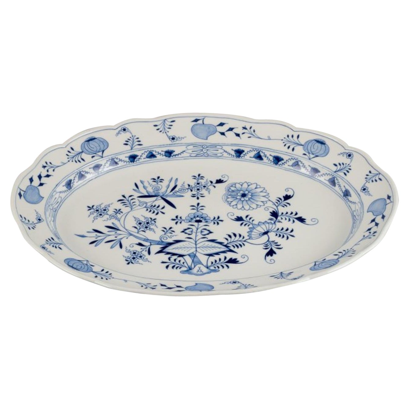 Meissen, Germania. Piatto da portata molto grande con motivo Blue Onion. Ca. 1900