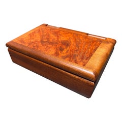 Boîte artisanale à charnières en noyer frisé