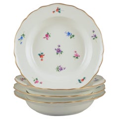 Meissen, Alemania. Cuatro grandes platos hondos de porcelana. Pintado a mano con flores.