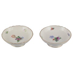Flor Sajona de Royal Copenhagen. Dos compoteras de porcelana con motivos florales.