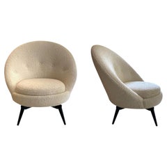 Paire de chaises longues pivotantes en bouclé ivoire par AdM Bespoke