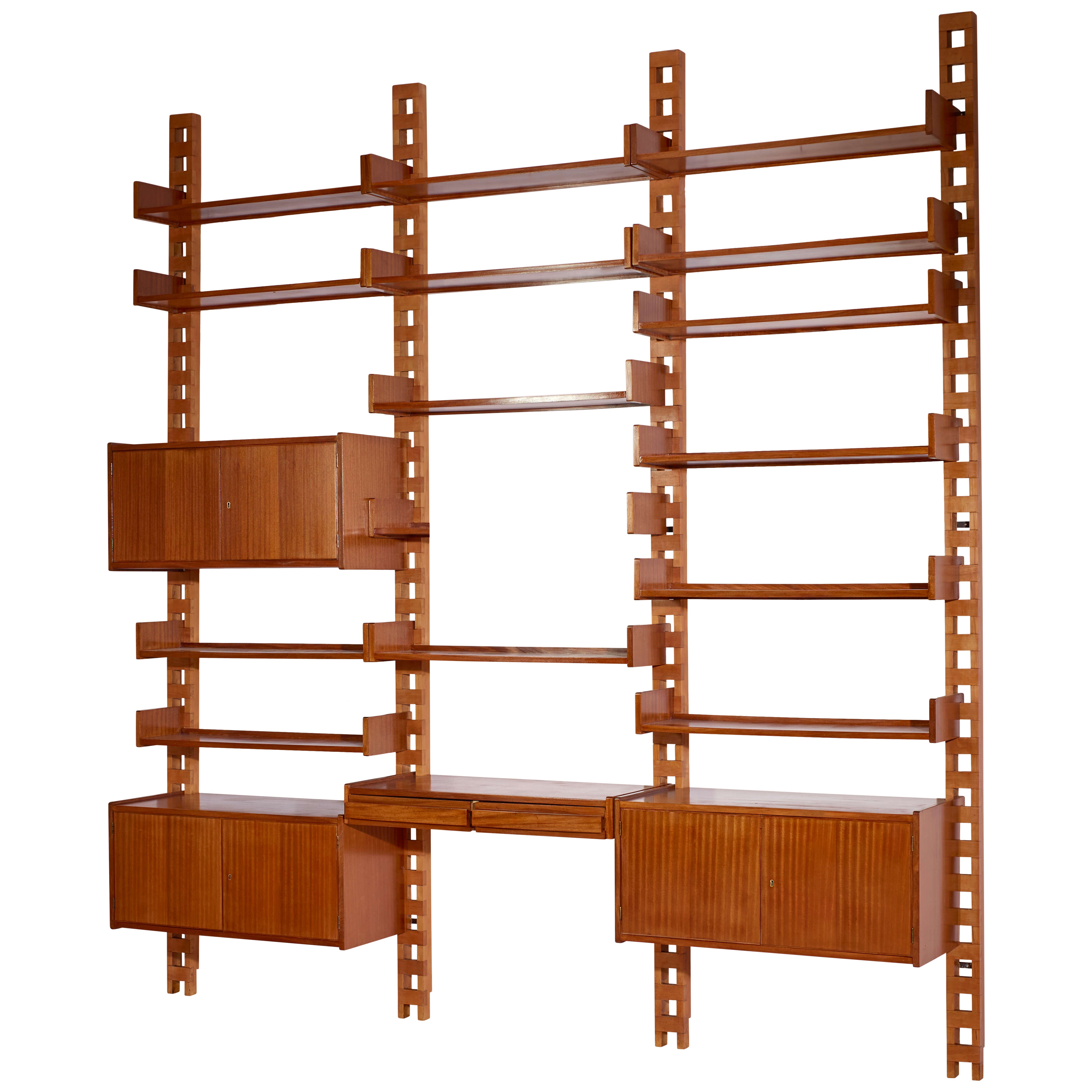 Librería mural con montantes y módulos de madera, Italia, años 50