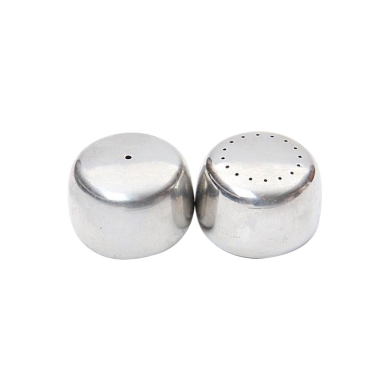 Salero y pimentero redondos de plata de Henning Koppel para Georg Jensen en venta