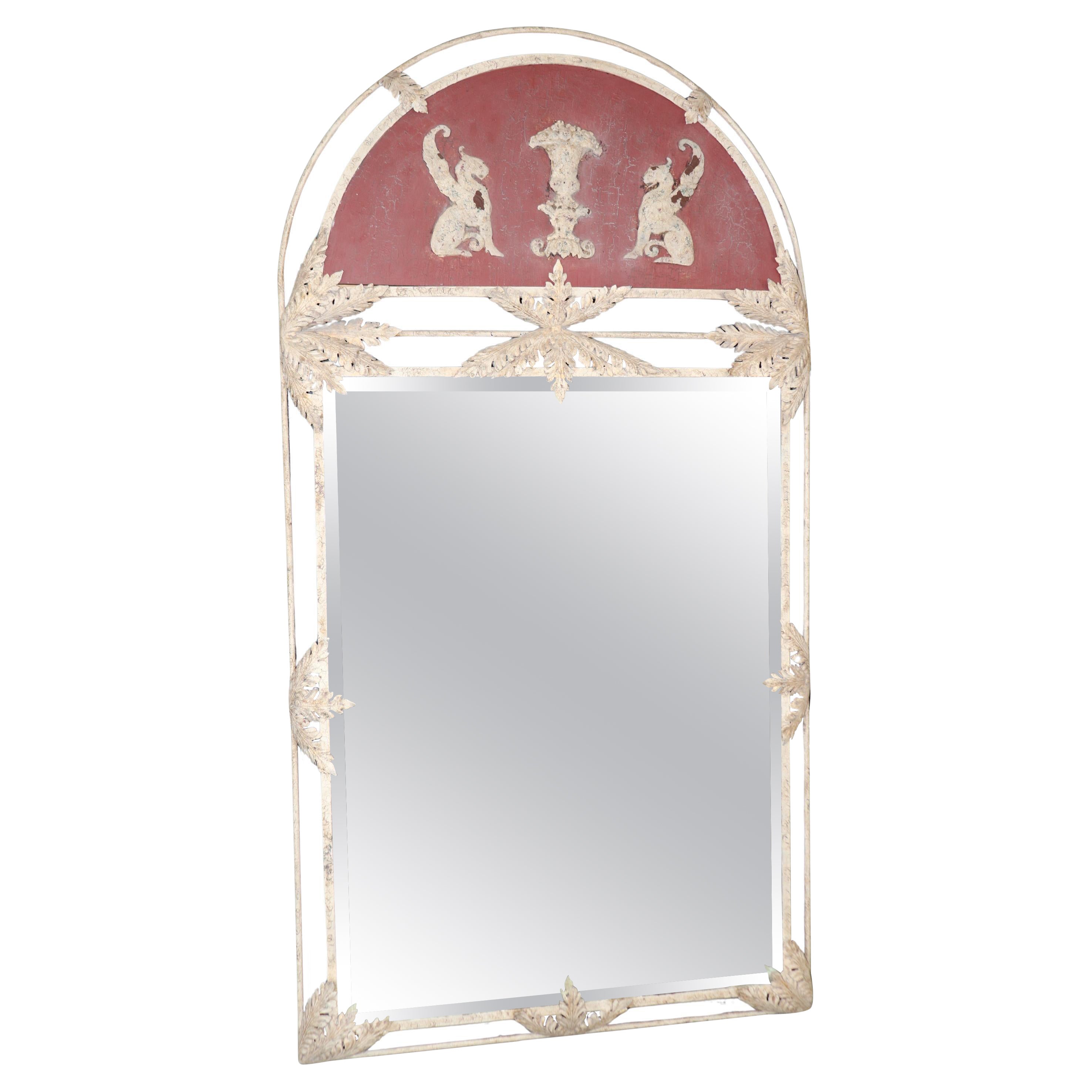 Miroir néoclassique en fer ailé Griffin Gesso d'aspect ancien de Jonathan Richards en vente