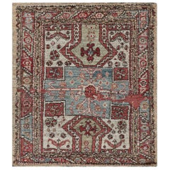 Alfombra cuadrada estilo kazajo de Rug & Kilim con motivos geométricos policromáticos