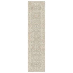 Rug & Kilim: tappeto runner in stile Oushak in grigio con motivi floreali in bianco crema