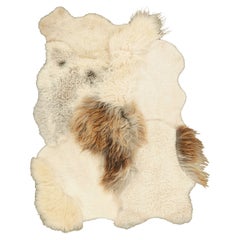 Alfombra de piel de oveja multipiel de Rug & Kilim en tonos marrones y blancos