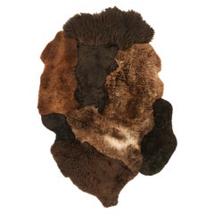 Rug & Kilim è un tappeto in pelle di pecora multi-pelliccia nei toni del marrone e del nero.